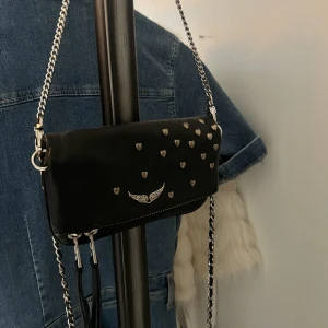 Zadig Voiltare väska  - Säljer denna jättecoola Zadig Voiltare väska med hjärtdetaljer🫶 Väskan är köpt i Zadig Voiltares butik i Stockholm och är i ett fint skick😍 Märkespåse finns!🙌Pris kan såklart diskuteras🫶