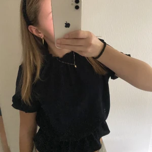 Topp - Säljer min snygga mörkblåa topp ifrån Gina Tricot, den finns inte längre att köpa och är i fint skick då den sällan använts. Storleken är 34 men jag skulle säga att den passar Xs/s  Skriv för fler bilder❤️