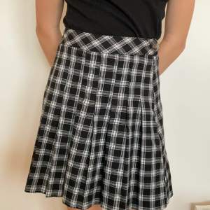Svart och vitrutig kjol från Lindex. Använd ett fåtal gånger och i mycket gott skick.