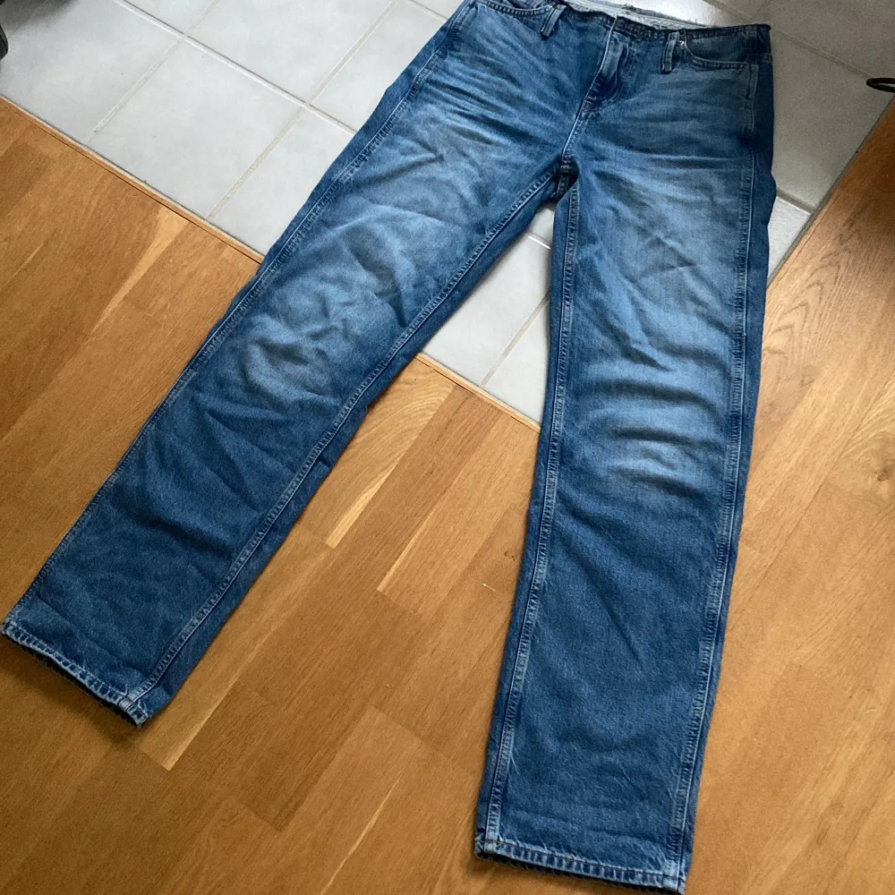 jättefina zara jeans med unikt utseende! Nästan slutsålda på hemsidan. Använda en gång. Jeans & Byxor.