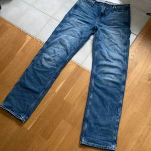 jättefina zara jeans med unikt utseende! Nästan slutsålda på hemsidan. Använda en gång