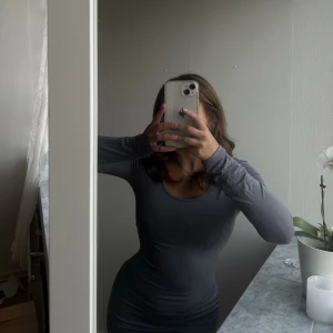 Klänning - Säljer denna mörkgrå skims-liknande klänning, den går ner till fötterna på mig som är 163 cm