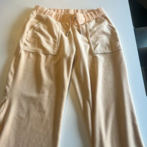 Juciy!  - Bra skick även nya! om ni vill veta mer skriv!