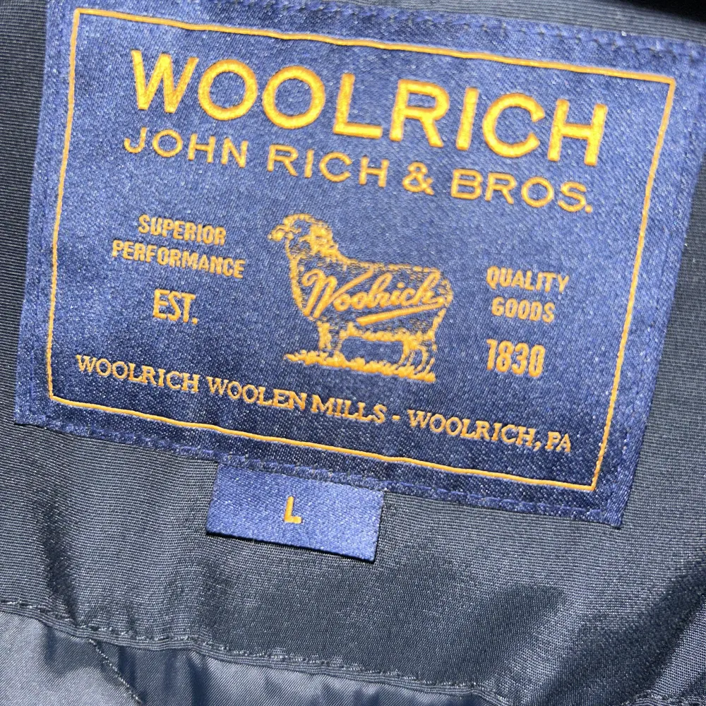 Jacka från Woolrich i marinblå. Storlek L men upplevs liten i storleken så passar mer en M skulle jag säga. Köpt för ca 7000kr vintern 2016. Använt tre gånger så den är så gott som ny, inga slitage på den. Säljer för 3000kr eller högst bud! . Jackor.