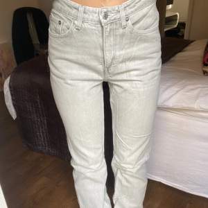 Ljusgråa jeans från Weekday i modellen ”Voyage”. Storlek 26/34🌸 Frakt tillkommer!
