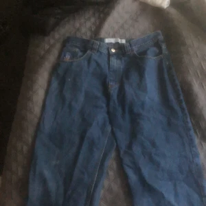 93 denim  - Säljer nu dessa jeans från polar, bra skick utom en liten defekt längst upp på högre ben. Kan tänka mig att gå ner i pris vid snabb affär