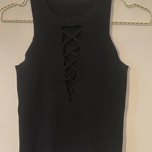 Topp - Topp från SHEIN. Står ingen storlek men skulle säga att det är en xs-s. 