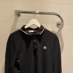 Moncler piké  - Stilig moncler piké. Skick: 8/10 nypris: 3500kr 