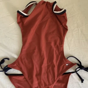 Tommy Hillfiger Baddräckt  - använd 1-2 gnr men är så gott som ny, köpt för ca 400kr 