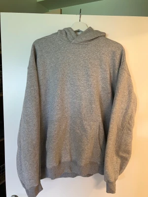 Grå Hoodie  - Plain grå Hoodie i storlek M, köpt från Junkyard. 