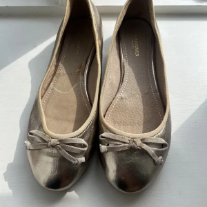 guldiga ballerinaskor - så fina ballerinaskor i guld från ilse jacobsen! endast provade💝
