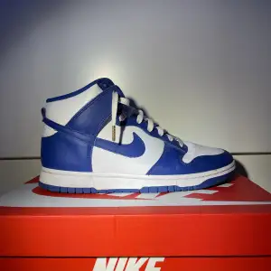 Säljer nu mina Nike Dunk High Game Royal som jag inte längre använder. De är köpta på stockX för ca 2 år sedan och endast använda i ca 1 månad med crease skydd. Snörerna är bytta från blåa till vita men skickar båda  Skriv gärna för frågor eller mer info!