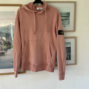 Stone island hoodie - Tjena! Säljer nu min stone island hoodie då jag tröttnat på den. Den är i fint skick, om mer frågor/intresse så ställ det i DM 