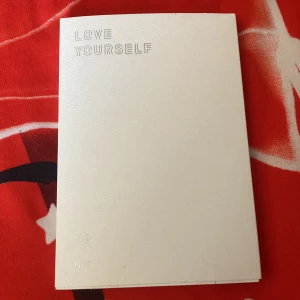 Bts love yourself album  - Helt ny köpt den för nån månad sen, pc ingår  skriv till mig om du vill se den 