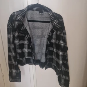 Tunn jacka - Tunnare jacka från Gina Tricot i rutigt mönster. Använd fåtal gånger. 