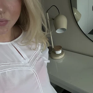 Vit blus - Vit långärmad blus. Fint skick! Som ny! Knappar längst ned vid ärmarna samt i bak vid ryggen.