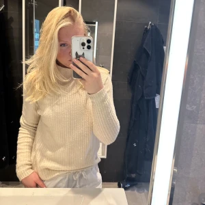 Beige stickad tröja - Stickad tröja perfekt till hösten! Väldigt mysig! Beige färg. Lite nopprig därav billigt pris.