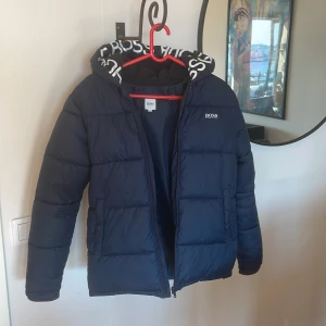 Hugo boss jacka  - Säljer min Hugo boss jacka då den Aldeig kommer till användning. Använt kanske 5 gånger. Priset kan diskuteras vid snabb affär.