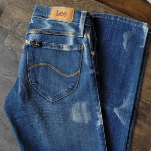 Lee jeans - Nyskick! Aldrig använda då jag tänkt göra shorts vilket ej blivit av. Sköna med lite stretch. WAIST 24 LENGTH 31 JADE