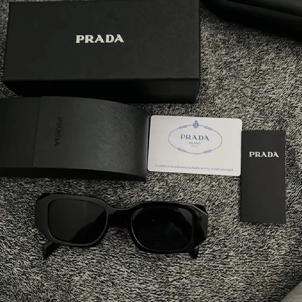 Säljer mina helt nya Prada solglasögon av modell 17ws, 1:1.. Accessoarer.