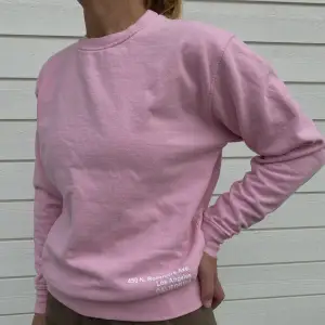 Jättesnygg rosa sweatshirt, färgen är lite mer poppig i verkligheten 💞 snyggt vitt tryck nedtill. Passar XS-S , 50kr + frakt 💞