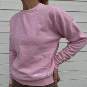 Rosa sweatshirt - Jättesnygg rosa sweatshirt, färgen är lite mer poppig i verkligheten 💞 snyggt vitt tryck nedtill. Passar XS-S , 50kr + frakt 💞