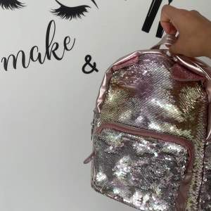 En jättefin glittrig väska till barn  Man kan ändra färger Tryck ej köp nu 