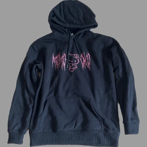 Hello Kitty hoodie - Cool hoodie med rosa hello Kitty motiv💕 inte oversize, står storlek L men skulle snarare säga S