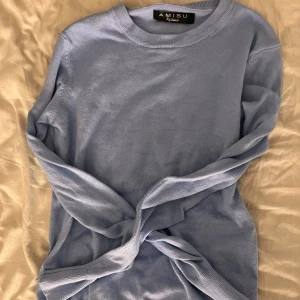 Blå finstickad tröja - Säljer denna blåa stickade tröjan från amisu som jag köpte förra året, aldrig använd 