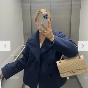 Snygg kappa - Säljer mig jättefina jacka/kappa ifrån design by si pga ingen användning för den💕nypris 757kr