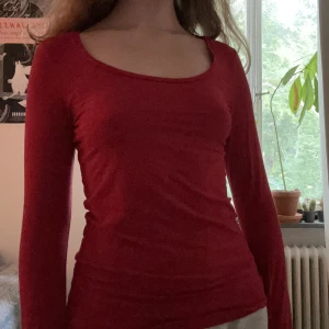 röd långärmad tshirt🌹 - fin röd bomullstopp/tshirt i skönt material💌 osäker på om jag vill sälja, men säljer vid bra bud!❤️