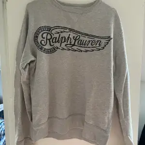 Grå Denim & Supply sweatshirt.  Köpt på herravdelningen. 