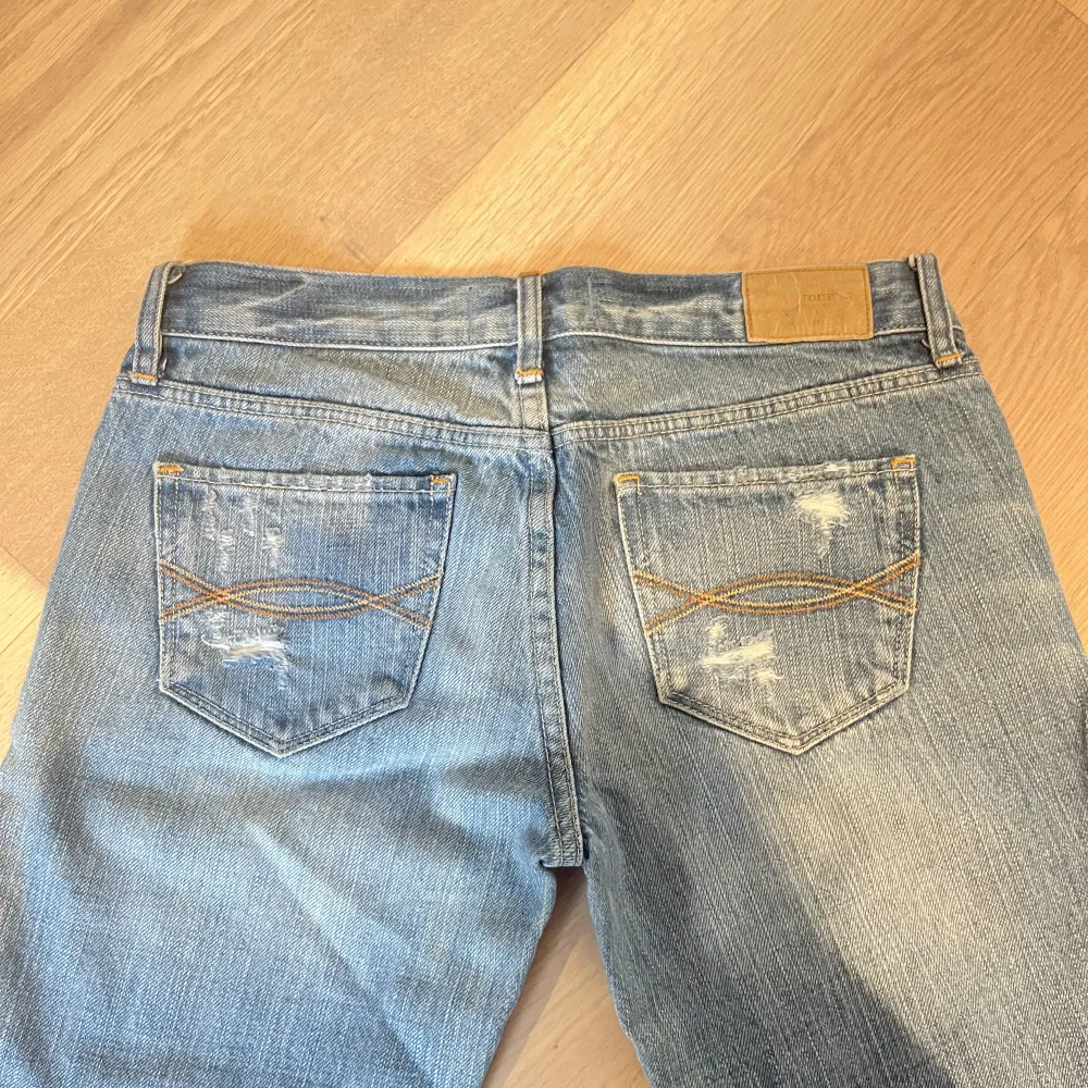 Säljer dessa OTROLIGT snygga lågmidjade och utsvängda jeans då dem tyvär ej passade mig, därför har jag inga bilder på. Midjemått: 74 innerbensläng: 82. Jeans & Byxor.