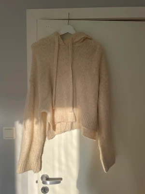 Stickad hoodie - Från Zara, knappt använd