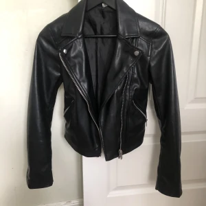 Jeansjacka  - Köpte den från hm den var lite för liten jag har använt den 1 gång original pris 549kr