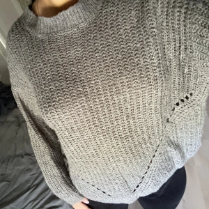 Stickad tröja - Jättefin stickad tröja i storlek s men passar även m beroende på hur man vill att den ska sitta:) 