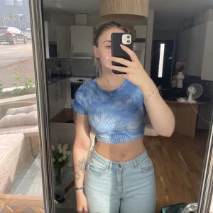 T-skirt - Säljer denna blå t-skirt i storlek S från SHEIN! Använd ett fåtal gånger så den är som ny!