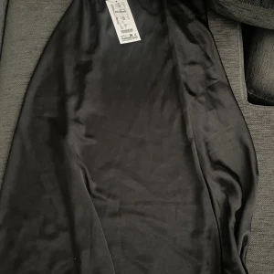 En satin kjol - En super fin och oanvänd kjol, råka köpa i fel storlek bra. Den är super mjuk och len. 