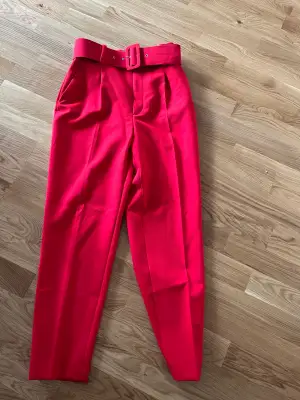 Helröda snygga byxor från Zara, inköpta 2022. Knappt använda. Fina och i bra skick. 