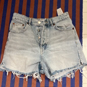 Jeansshorts - Fina jeansshort från zara i str 38. Säljer då jag tycker dom är lite väl små för mig. 