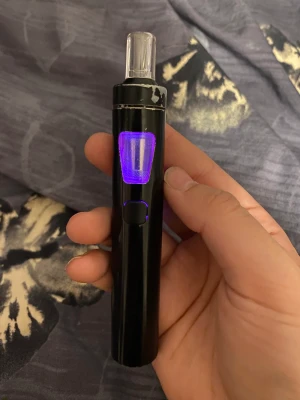 Ögonskugga - Vejp, Ingne bränd coil, man får med en extra coil, laddas med vanlig Samsung laddare, den Lysser i flera olika färger, du väljer själv 