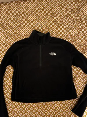 Croppad fleece - Bra skick, knappt använd. Säljer pga att den är för liten och inte min stil längre