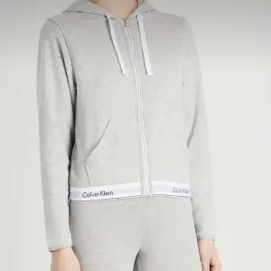 Grå zip hoodie från calvin klein i fint skick. Nypris är 799kr! 