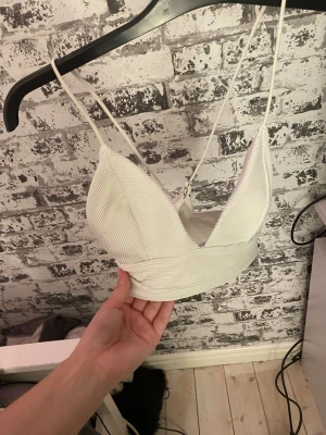 H&M bikini överdel - Super fin bikini överdel ifrån Hk&M i storlek S
