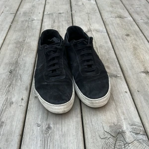 Axel Arigato platform  - Hej! Säljer min Arigatos då dom inte kommer till användning, dom är i ganska dåligt skick men går fortfarande att använda, dom kan behövas tvätta. Priset är inte skrivit i sten❗️❗️kan även tänka mig byten!