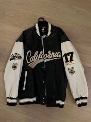 Varsity jacka - Köpt second hand men som ny! 