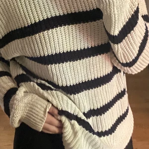 Stickad tröja  - Säljer denna fina stickade tröja. Prislappen sitter kvar och aldrig använd bara testad. Säljer pga att den inte kommer till användning och flytt. Skriv vid frågor och prisförslag 🫶