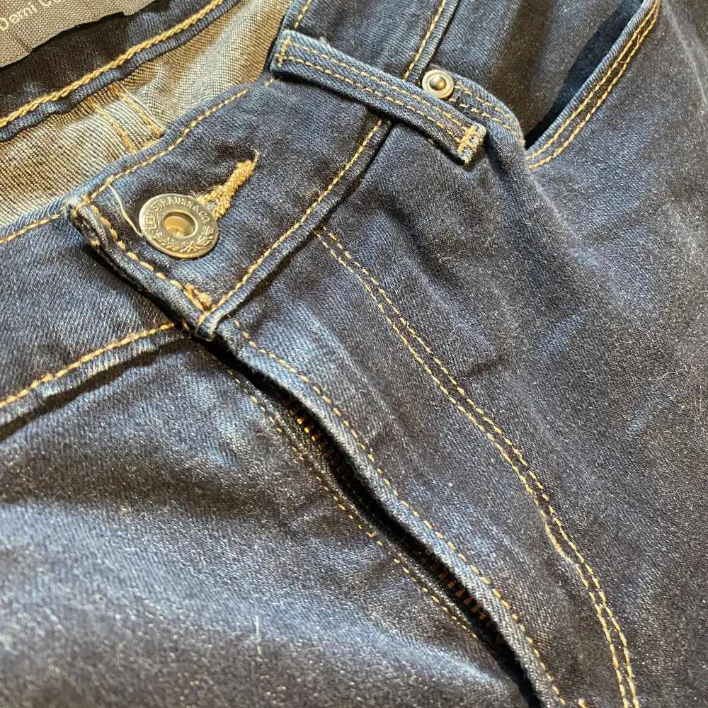 Säljer denna snygga mörka bootcut jeans pga flytt. Bra skick. Skriv vid frågor och prisförslag 🫶. Jeans & Byxor.