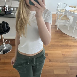 Juicy Couture byxor i grönt!  - Säljer ett par gröna juicy byxor, som är i väldigt bra skick!💋 kom privat för prisförslag.