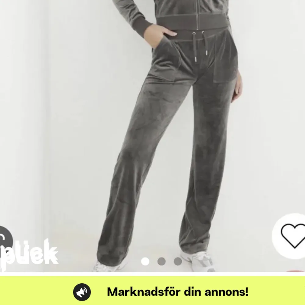 Säljer mina juicy byxor nu i mörk grå . Fint skick förutom att en metall greh trillat av på ens smöret men inget man ser alls 💗perfekta nu till hösten och vintern . . Jeans & Byxor.